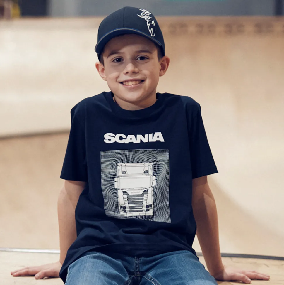 tshirt_dziecicy_z_nadrukiem_ciarwki_kolor_granatowy_navy_1.webp Odzież^Scania T-shirt dziecięcy z nadrukiem ciężarówki, kolor granatowy (navy)