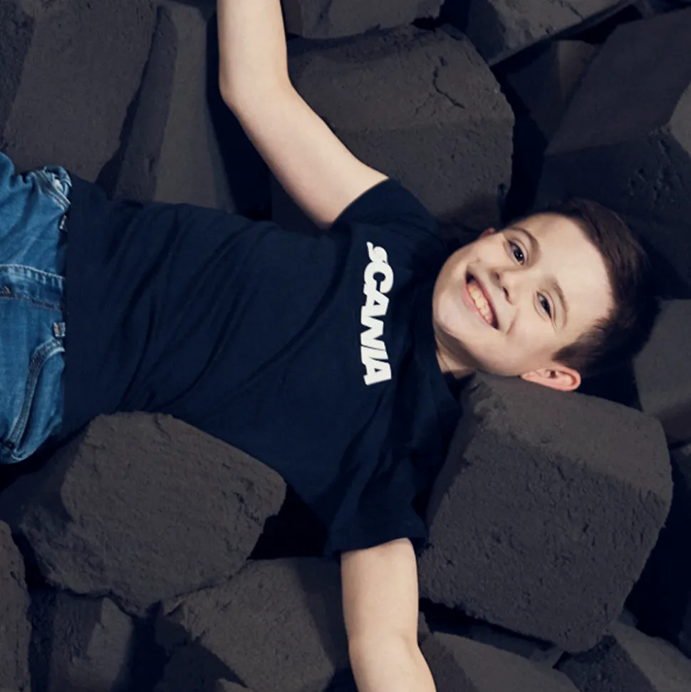 tshirt_dziecicy_z_napisem_w_kolorze_granatowy_1.webp Odzież^Scania T-shirt dziecięcy z napisem w kolorze granatowy